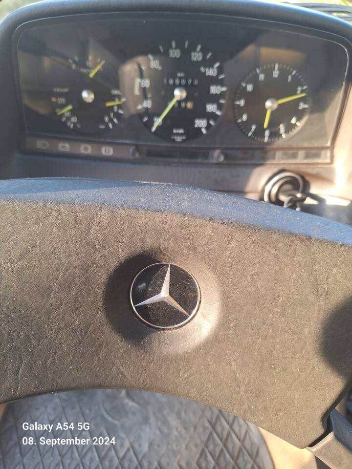 Bild 16/20 von Mercedes-Benz 200 (1982)