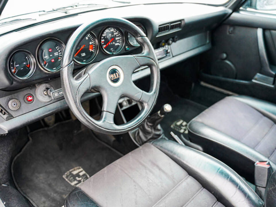 Image 19/27 of Porsche 911 Carrera 3.2 (1985)