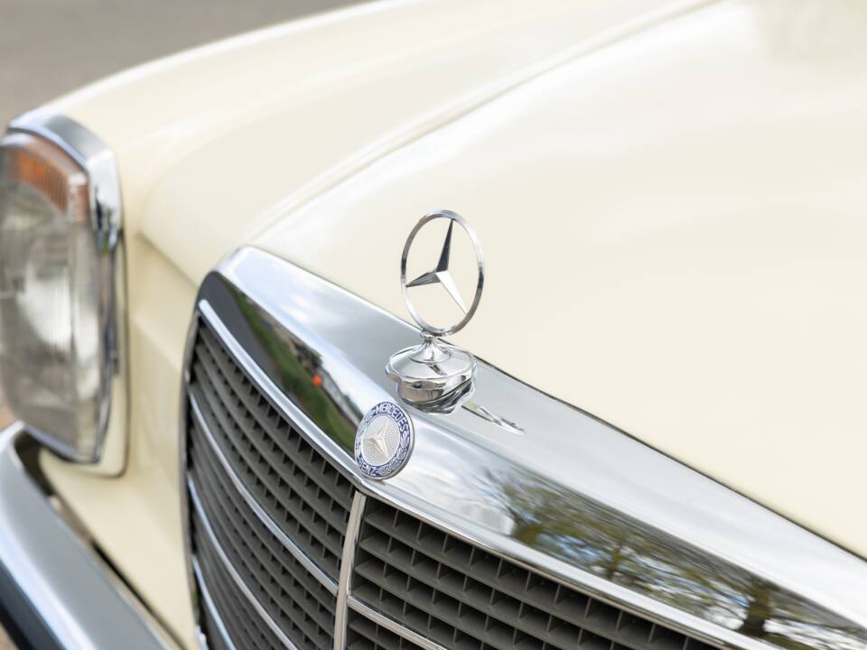 Imagen 33/40 de Mercedes-Benz 230/4 (1976)