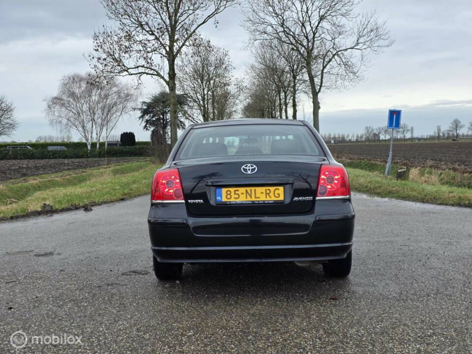 Imagen 5/35 de Toyota Avensis 1.8 VVT-i (2003)
