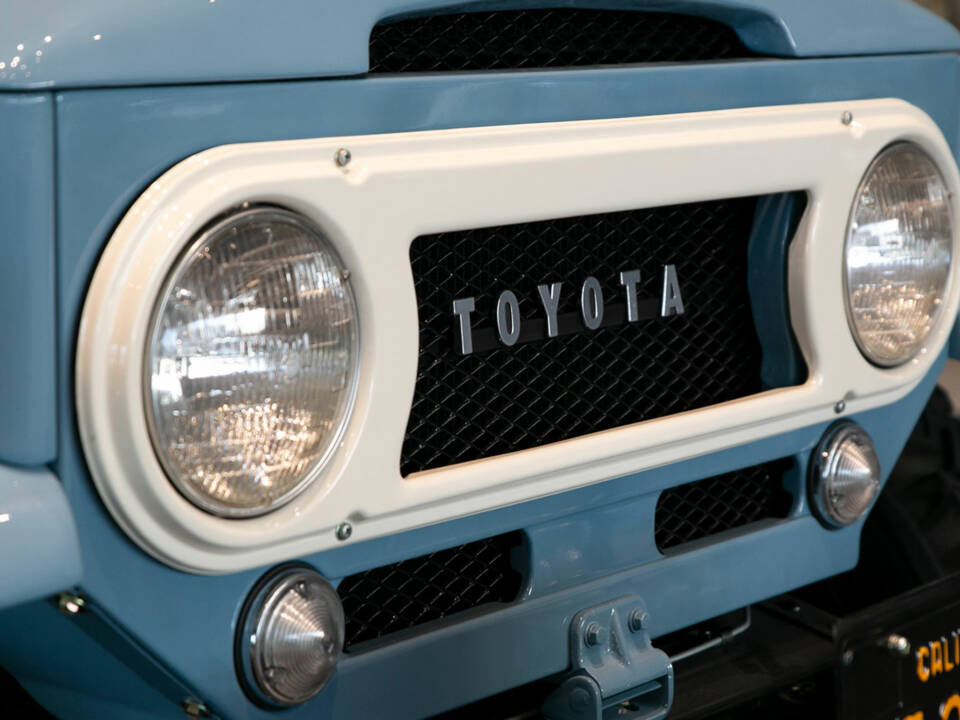 Image 7/12 of Toyota Land Cruiser FJ 45 (1967)