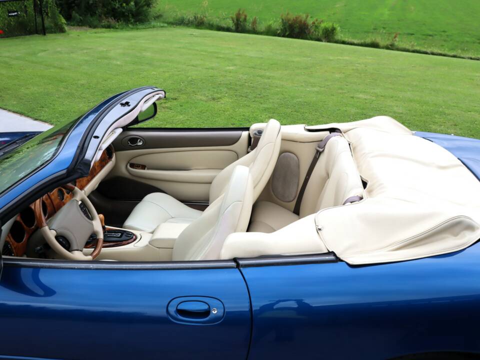 Image 22/50 de Jaguar XK8 4.0 (1997)