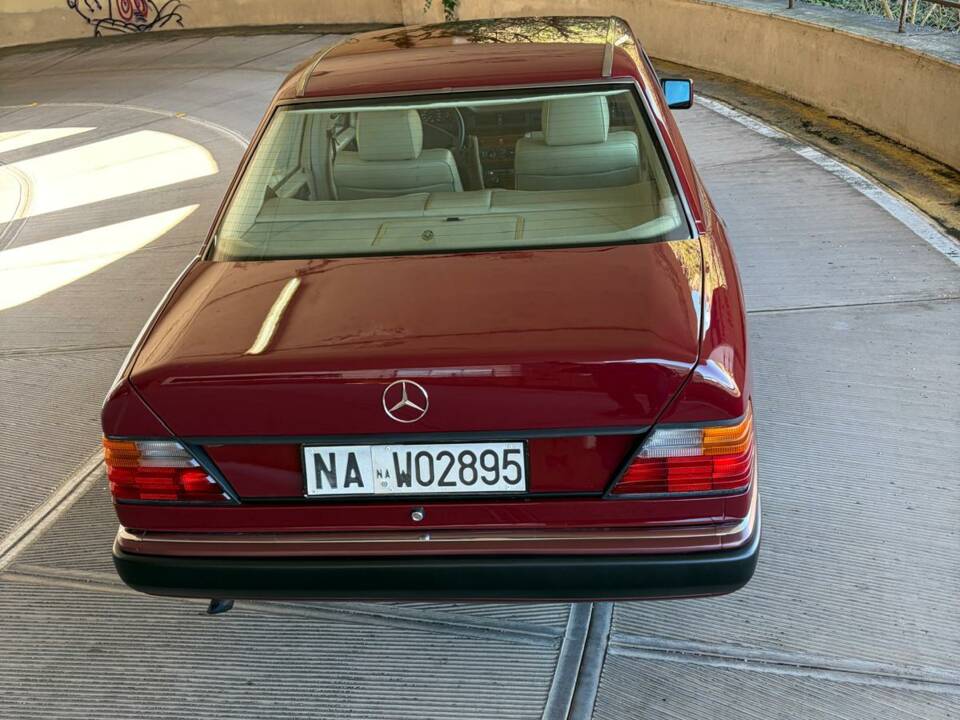 Image 13/50 of Mercedes-Benz E 200 (1993)