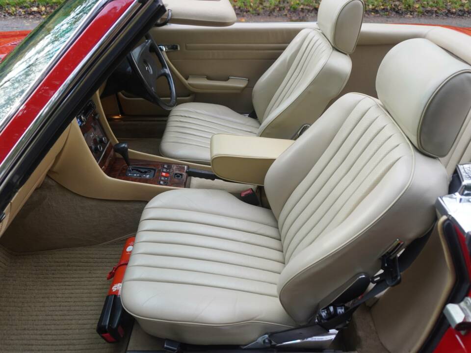 Image 16/22 of Mercedes-Benz 500 SL (1988)