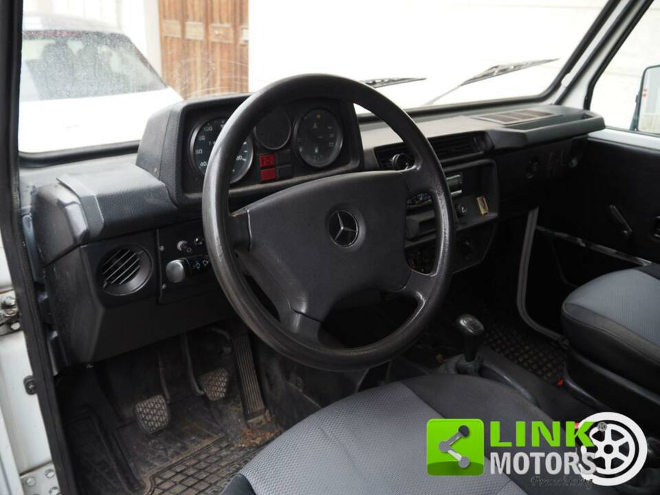 Image 4/10 of Mercedes-Benz 240 GD (SWB) (1985)