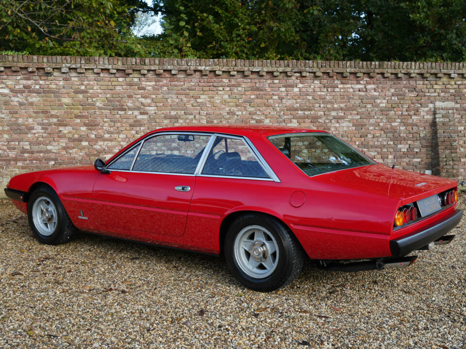 Image 2/50 de Ferrari 365 GT4 2+2 (1974)