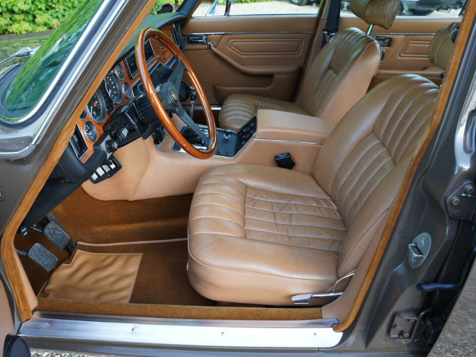 Bild 22/50 von Jaguar XJ 6 L 4.2 (1975)