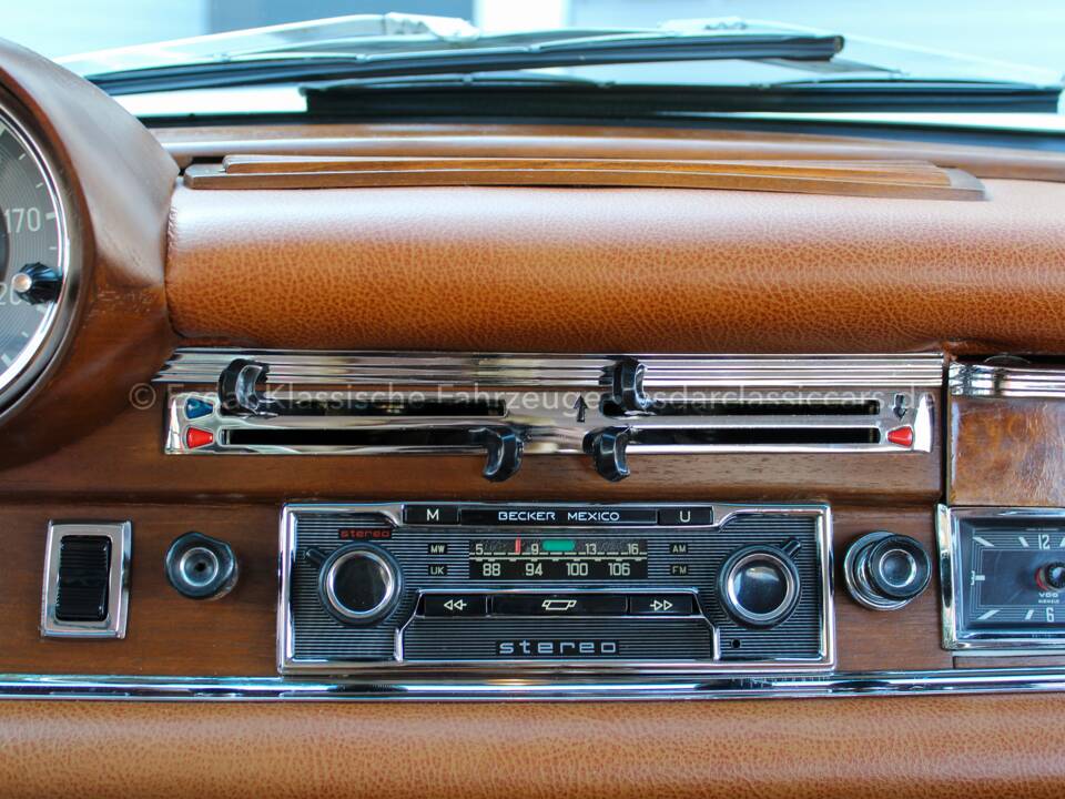 Image 23/32 of Mercedes-Benz 250 SE (1967)