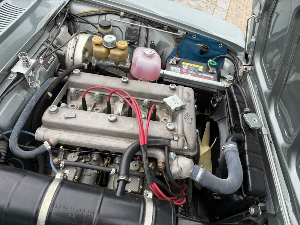 Image 17/53 of Alfa Romeo 1750 GT Veloce (1971)