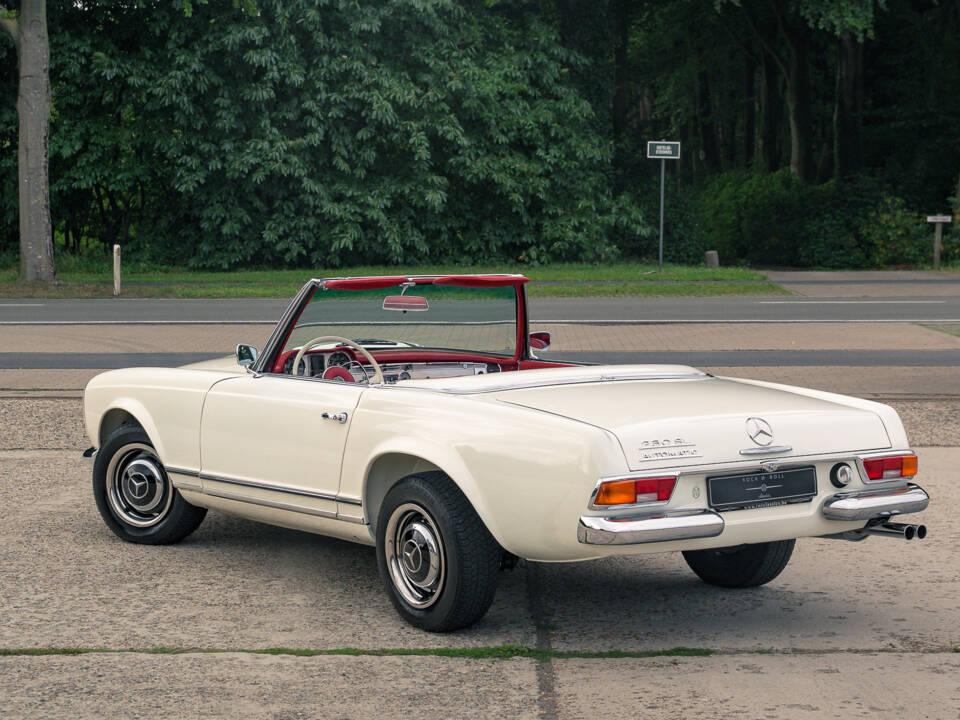 Image 13/60 of Mercedes-Benz 230 SL (1967)