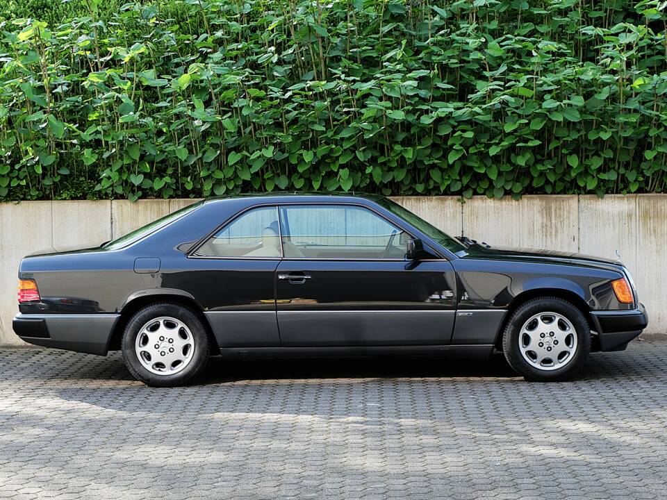 Image 5/63 of Mercedes-Benz 300 CE (1991)
