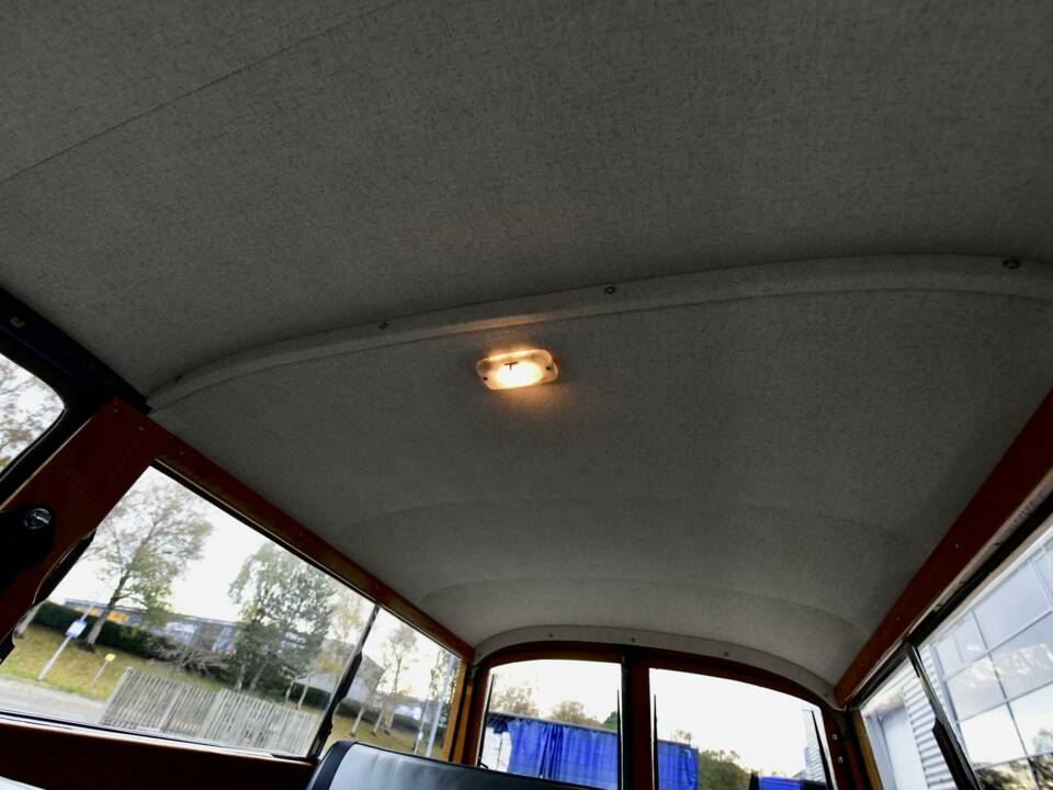 Image 43/50 of Morris Minor 1000 Traveller (1969)