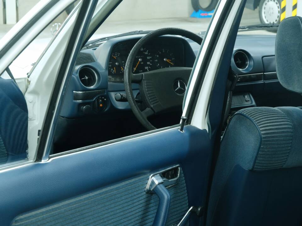 Bild 22/50 von Mercedes-Benz 230 (1977)