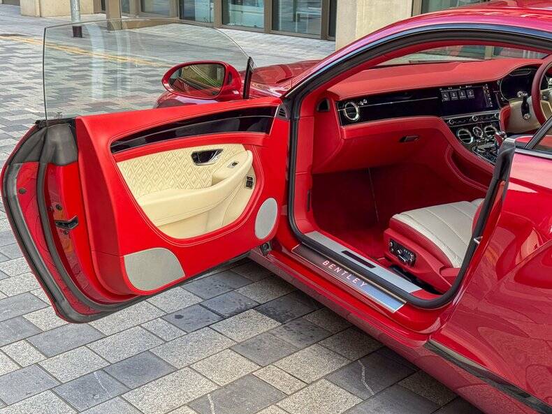 Image 19/44 of Bentley Continental GT V8 (2020)