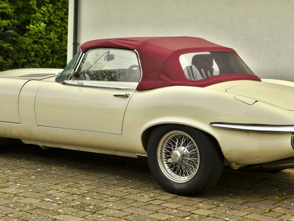 Image 23/50 of Jaguar E-Type V12 (1974)