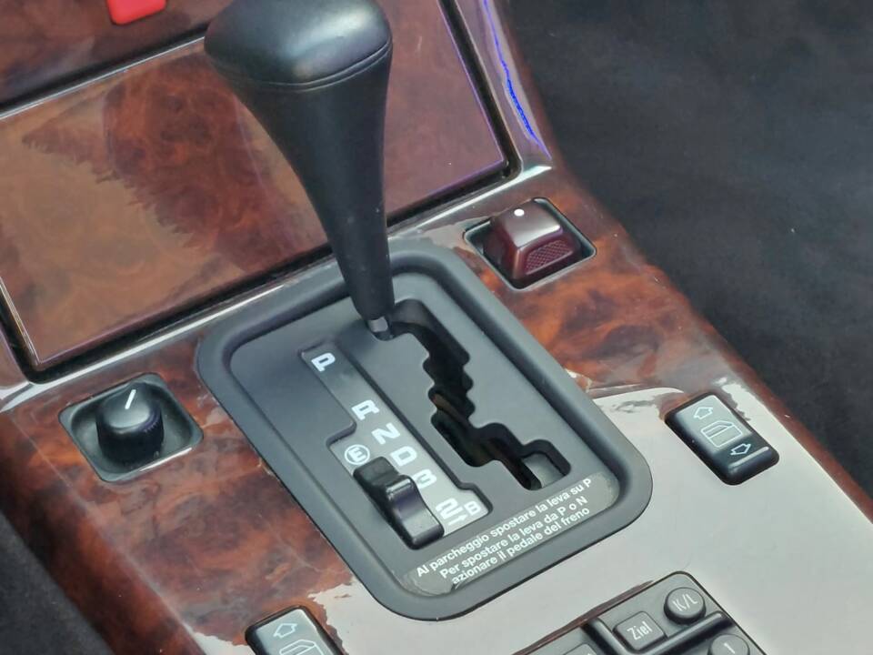 Image 20/22 of Mercedes-Benz 500 SL (1991)