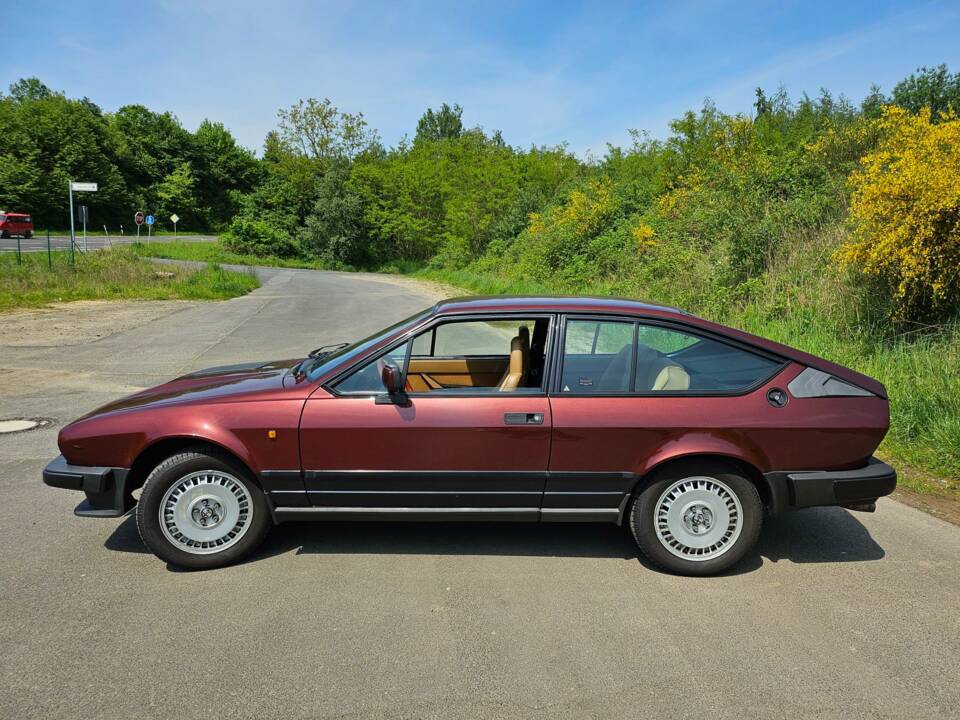 Imagen 2/9 de Alfa Romeo GTV 6 2.5 (1985)