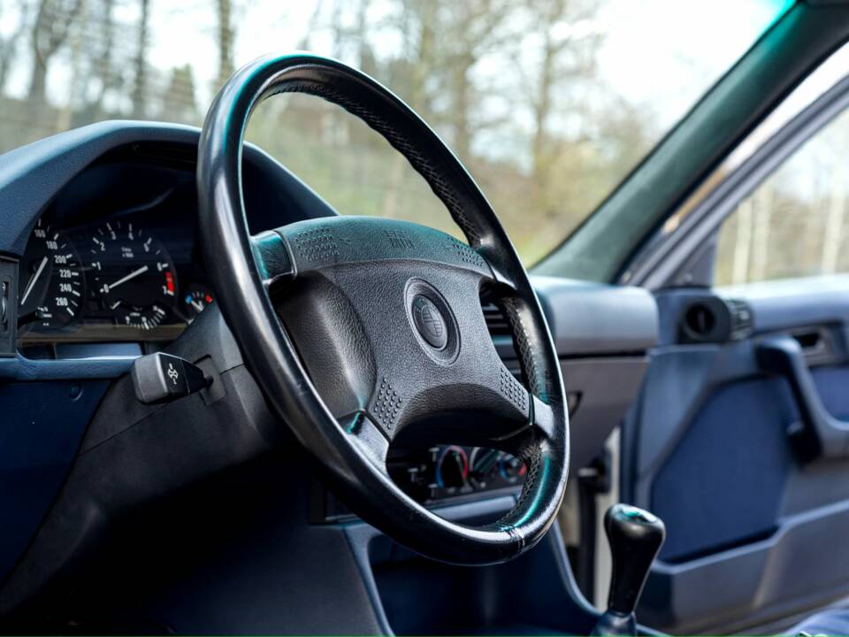 Image 22/55 of BMW 525ix (1993)