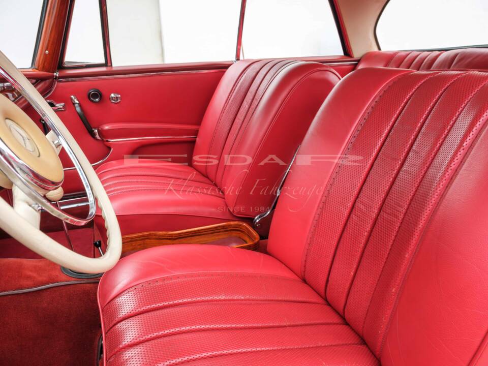 Image 18/24 de Mercedes-Benz 220 SE b (1963)