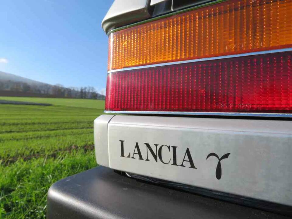 Image 15/18 of Lancia Gamma Coupe 2500 I.E. (1981)