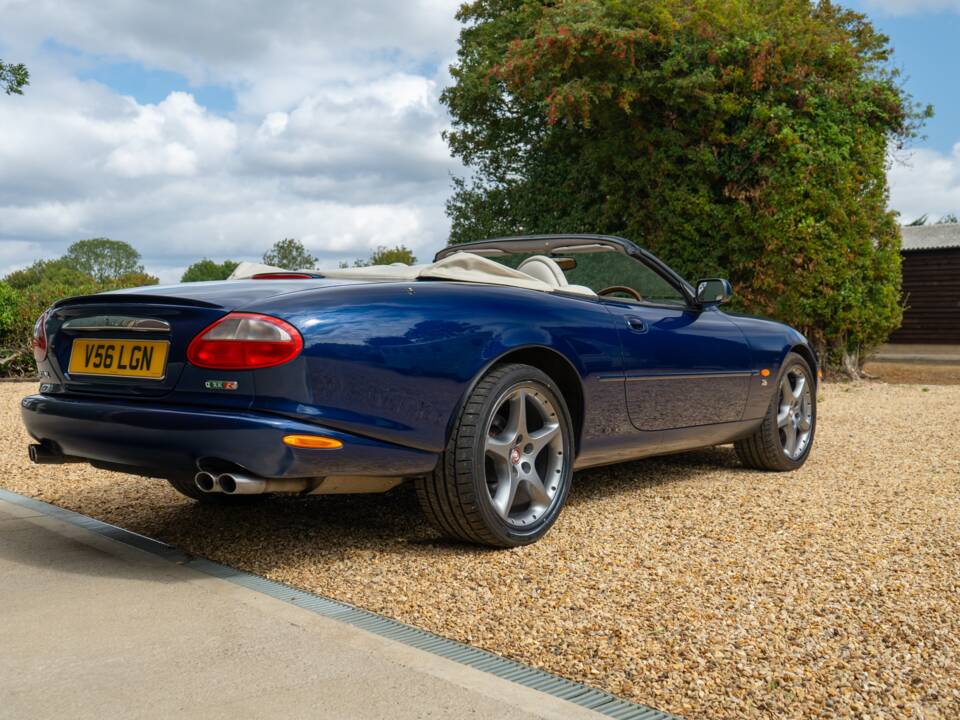 Image 45/50 of Jaguar XKR (2000)