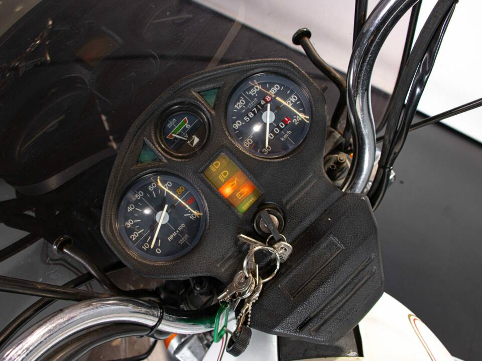 Image 37/44 de Moto Guzzi California II (1983)