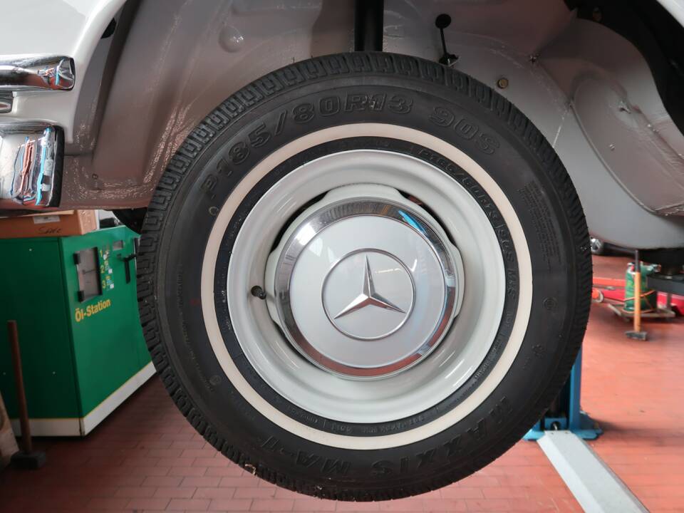 Image 42/50 of Mercedes-Benz 220 b (1965)