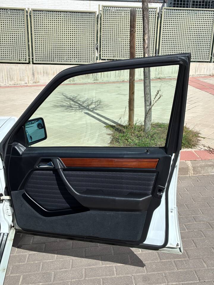 Immagine 8/33 di Mercedes-Benz 230 E (1992)