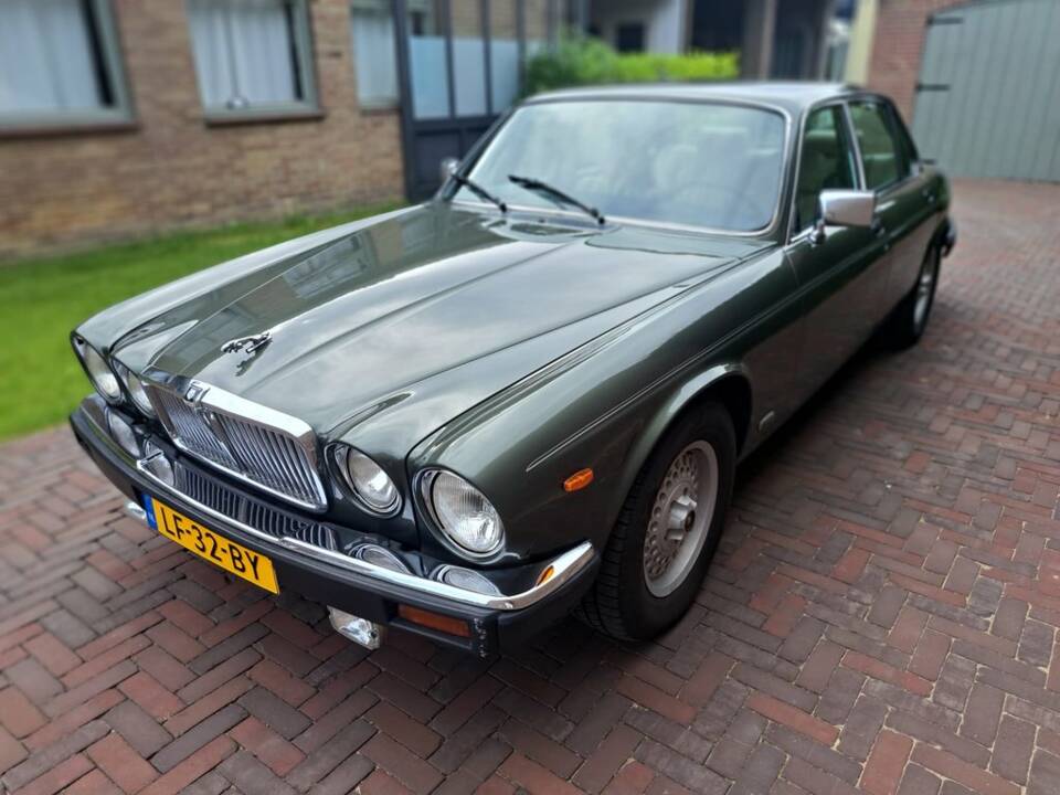 Image 1/8 of Jaguar XJ 12 (1984)