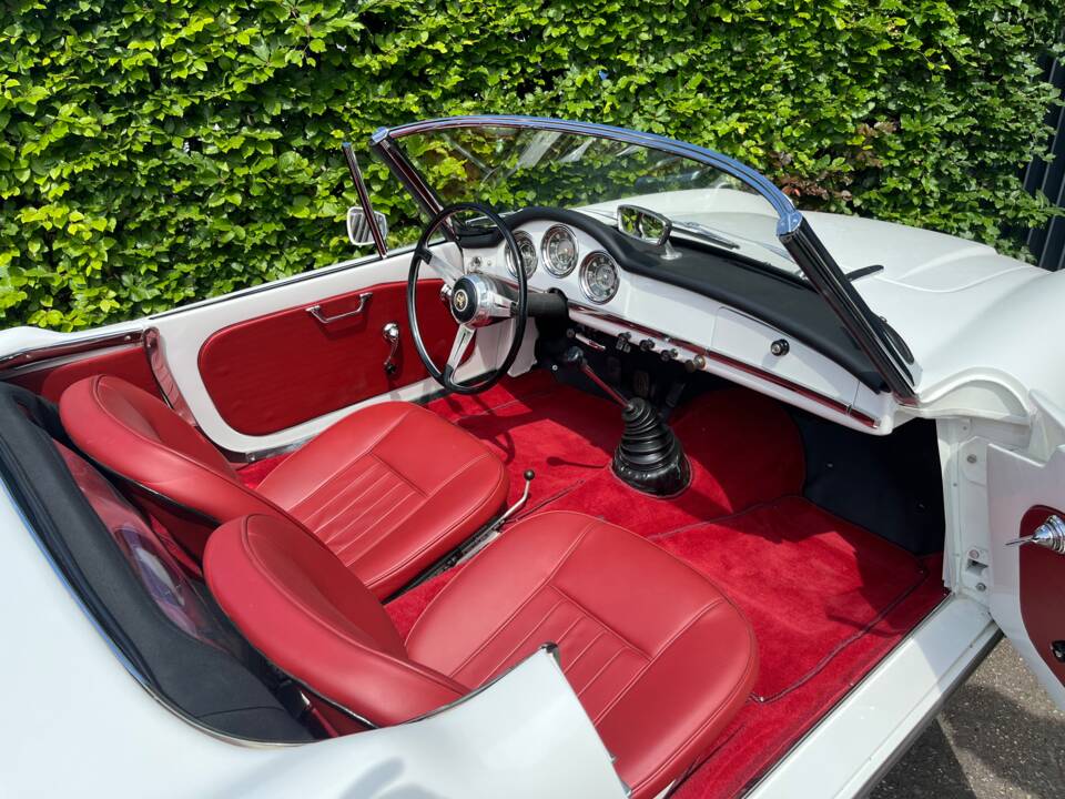 Image 14/28 of Alfa Romeo Giulia 1600 Spider (1962)