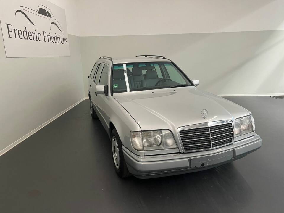 Image 3/15 of Mercedes-Benz 220 E (1993)