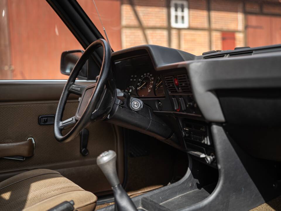 Image 38/76 of BMW 323i (1982)