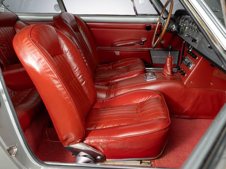 Image 17/29 of Ferrari 250 GTE (1961)