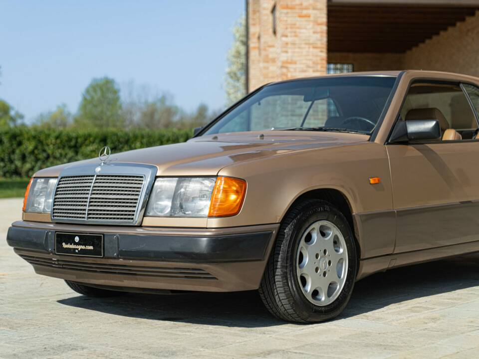 Image 12/46 de Mercedes-Benz 300 CE (1988)
