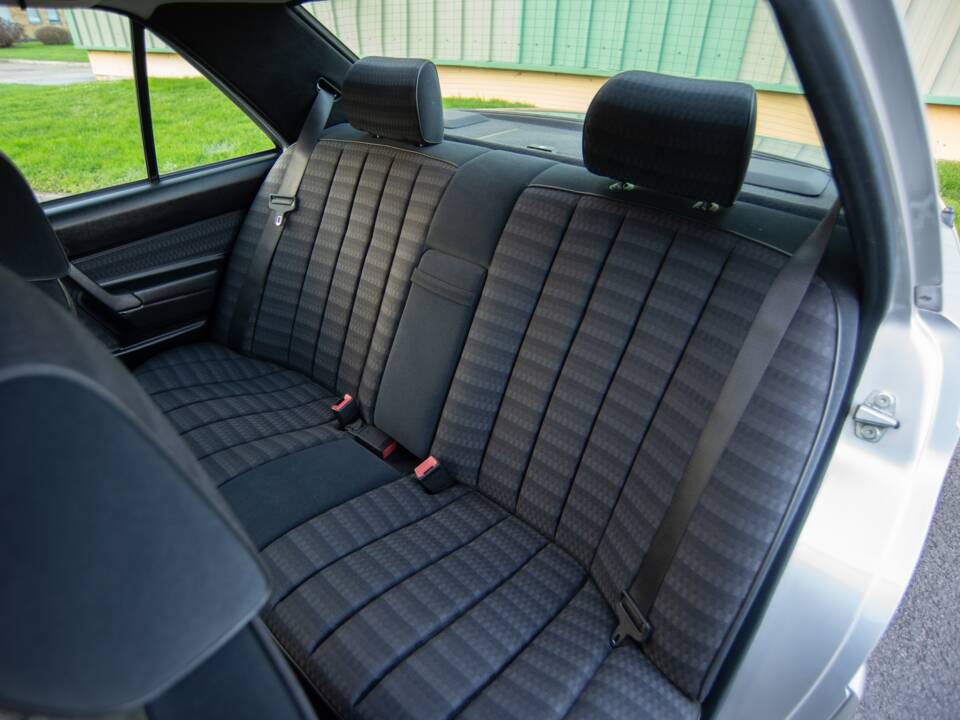Bild 14/29 von Mercedes-Benz 190 E 2.0 (1992)
