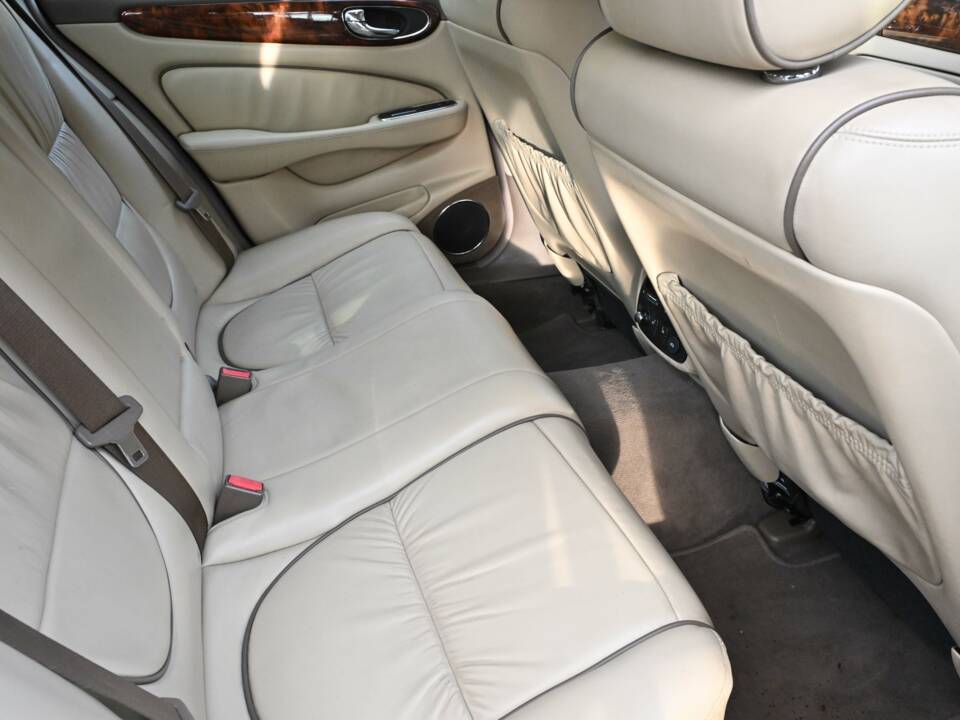 Image 34/50 of Jaguar XJ 8 4.2 (2006)