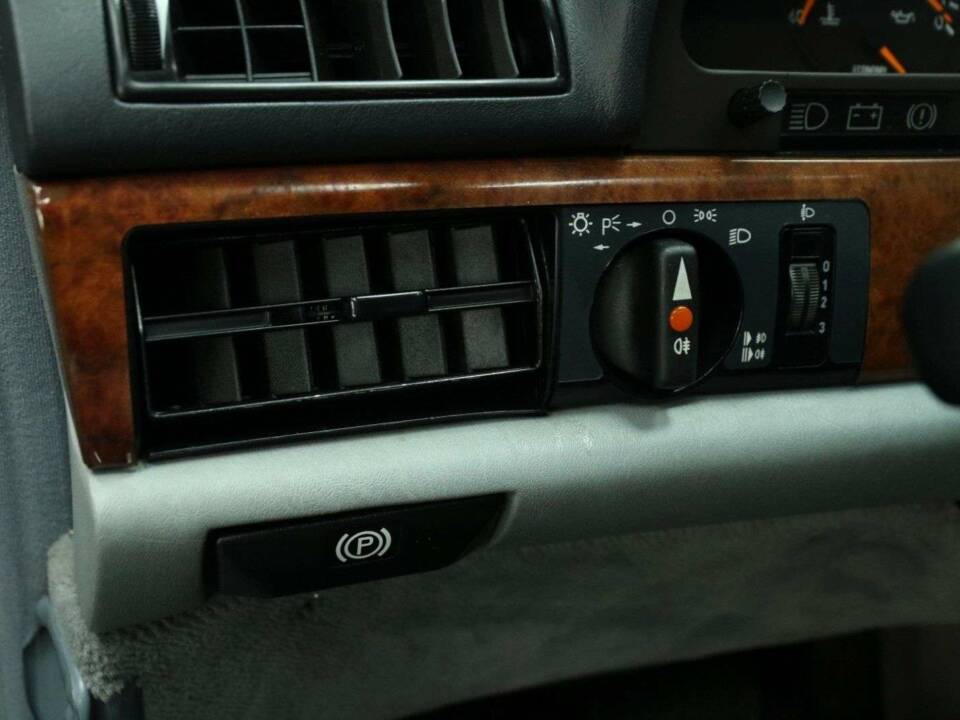 Afbeelding 17/50 van Mercedes-Benz 560 SEC (1991)