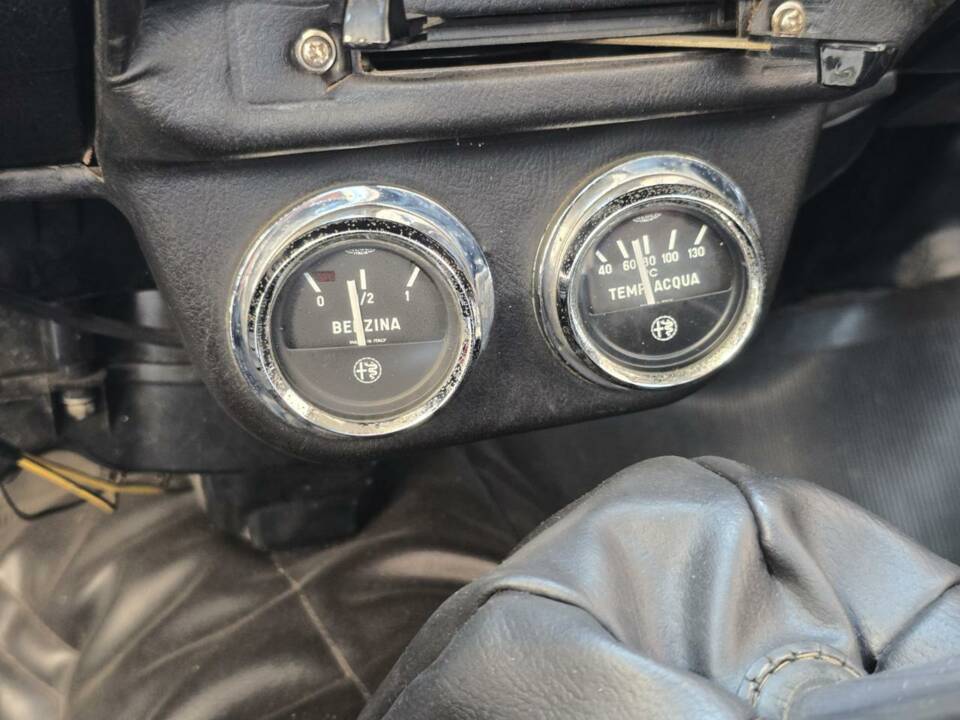 Image 15/45 of Alfa Romeo Giulia GT 1300 Junior (1973)