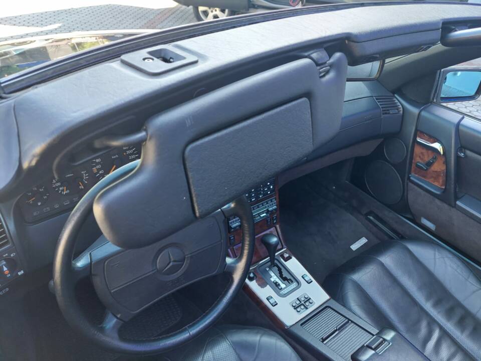 Image 17/22 of Mercedes-Benz 500 SL (1991)