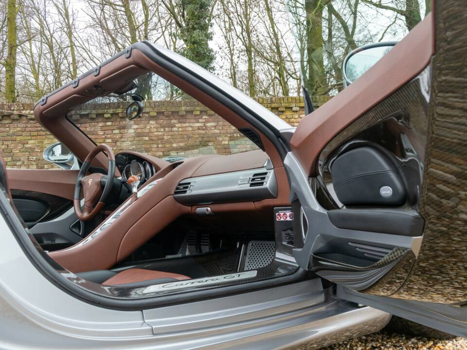 Image 24/50 de Porsche Carrera GT (2005)