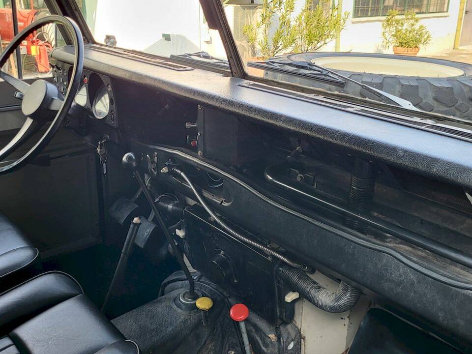 Bild 26/39 von Land Rover 88 (1981)