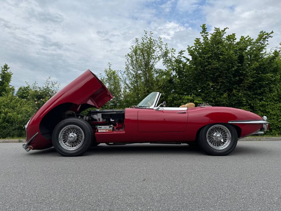 Image 26/35 of Jaguar E-Type (1969)