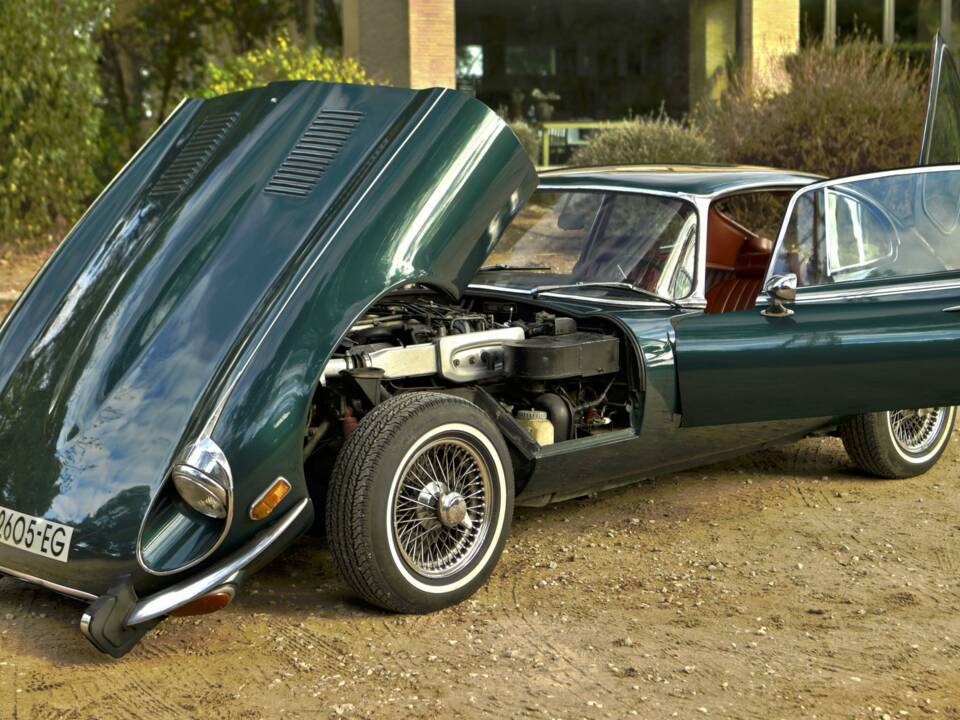 Image 14/50 of Jaguar E-Type V12 (2+2) (1973)