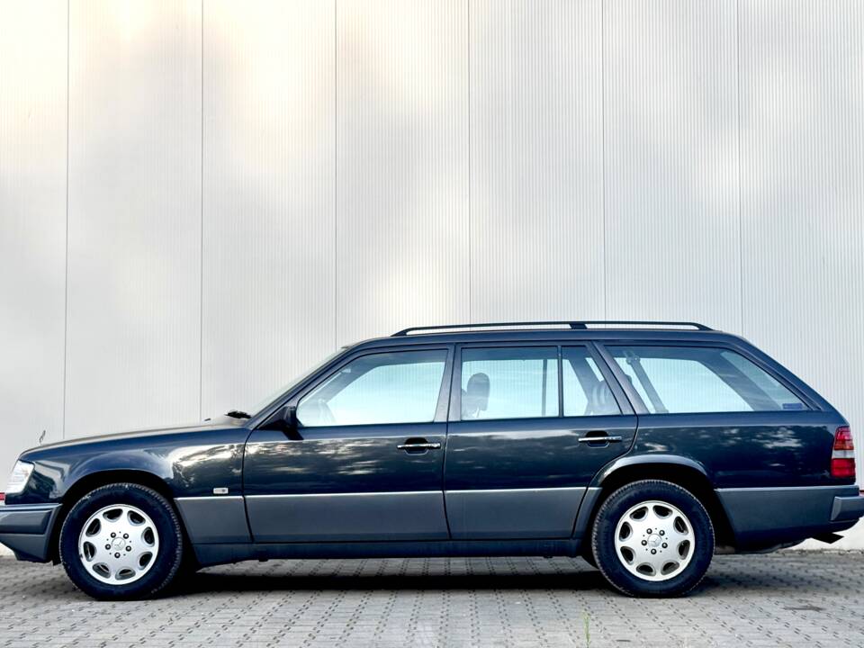 Bild 1/54 von Mercedes-Benz 300 TD Turbo (1993)
