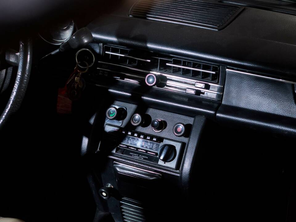 Image 55/64 of Mercedes-Benz 230/6 LWB (1976)