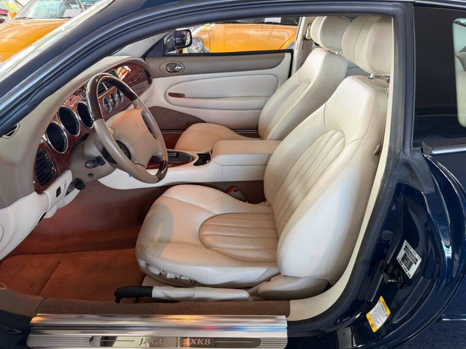Image 30/35 of Jaguar XK8 4.0 (2002)