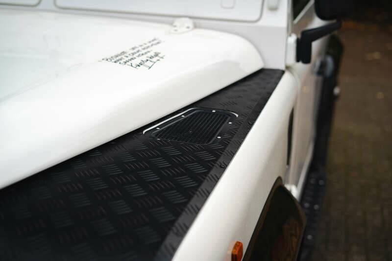 Image 22/41 of Land Rover Defender 90 "50th Anniversary" (1999)