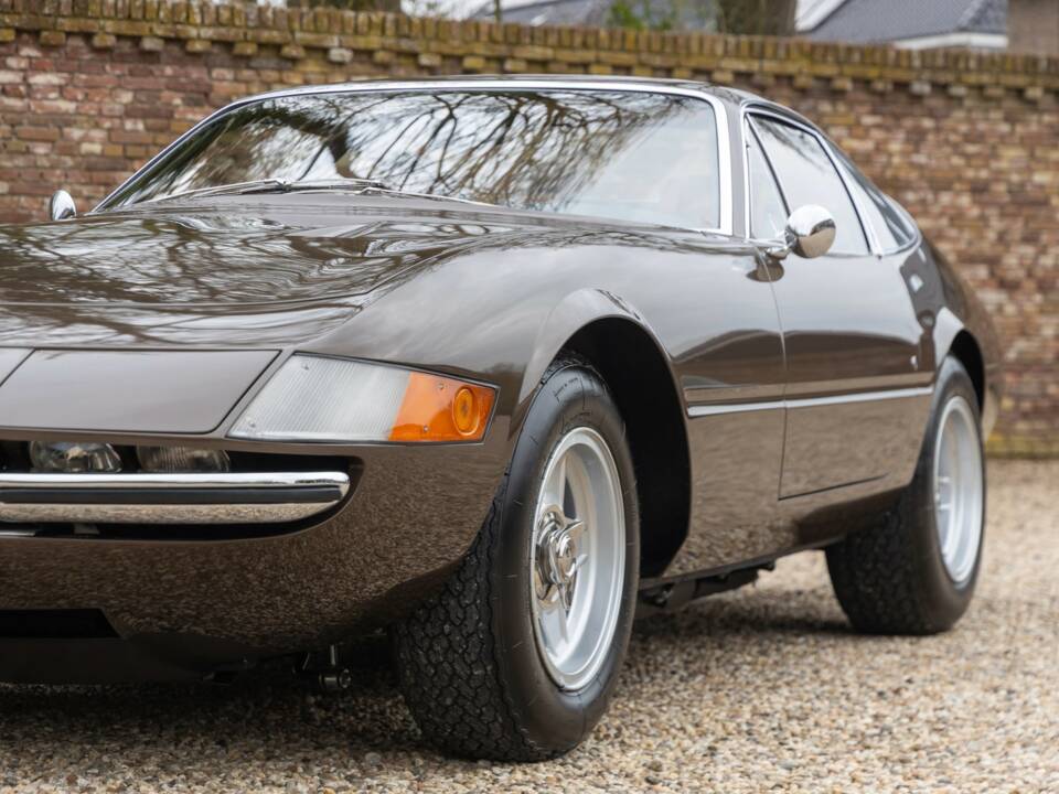 Image 35/50 de Ferrari 365 GTB/4 Daytona (1974)