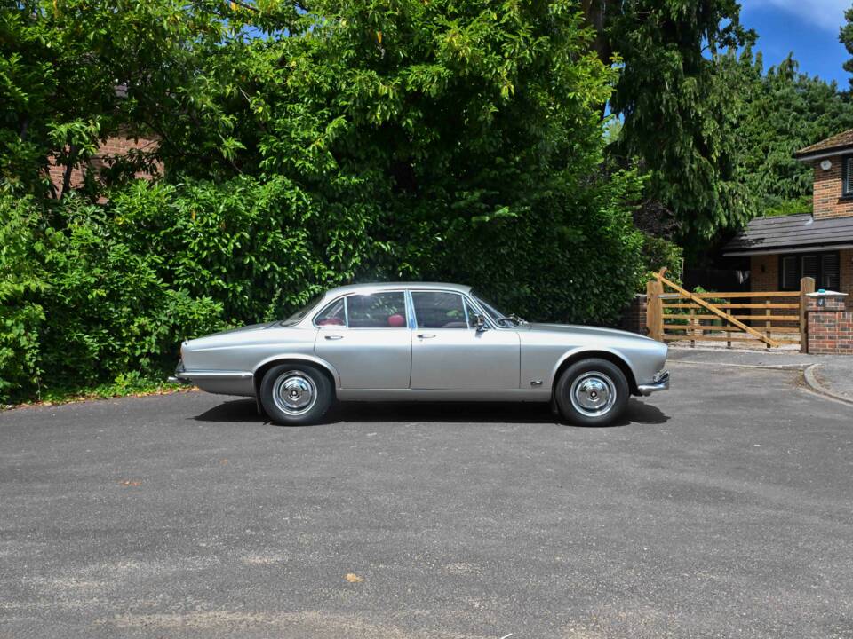 Image 8/50 of Jaguar XJ 6 4.2 (1971)