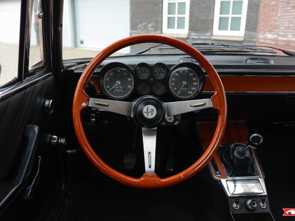 Image 13/17 of Alfa Romeo Giulia GT 1300 Junior (1971)